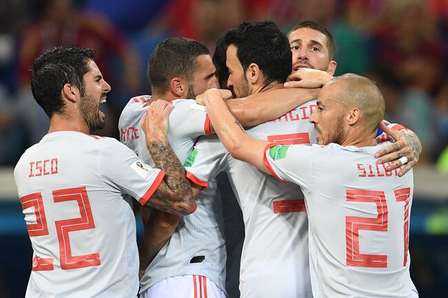 Игроки сборной Испании радуются забитому мячу