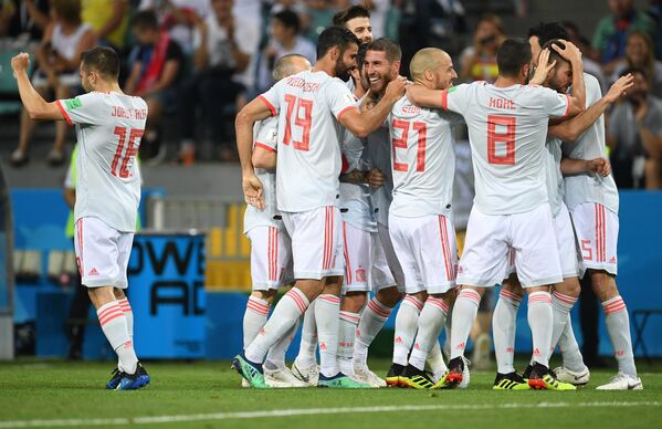 Игроки сборной Испании радуются забитому мячу