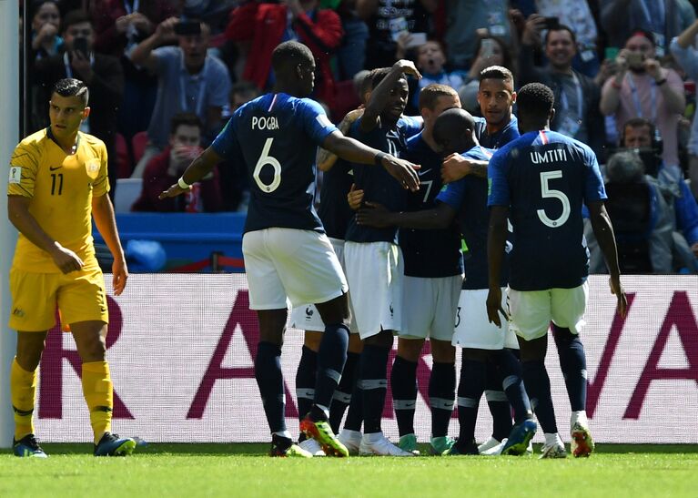 Игроки сборной Франции радуются забитому голу