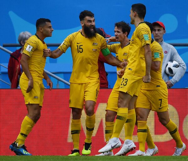 Игроки сборной Австралии радуются забитому голу