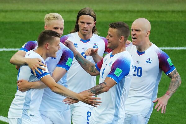 Игроки сборной Исландии радуются забитому голу