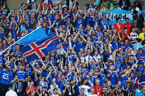 Болельщики сборной Исландии радуются забитому голу