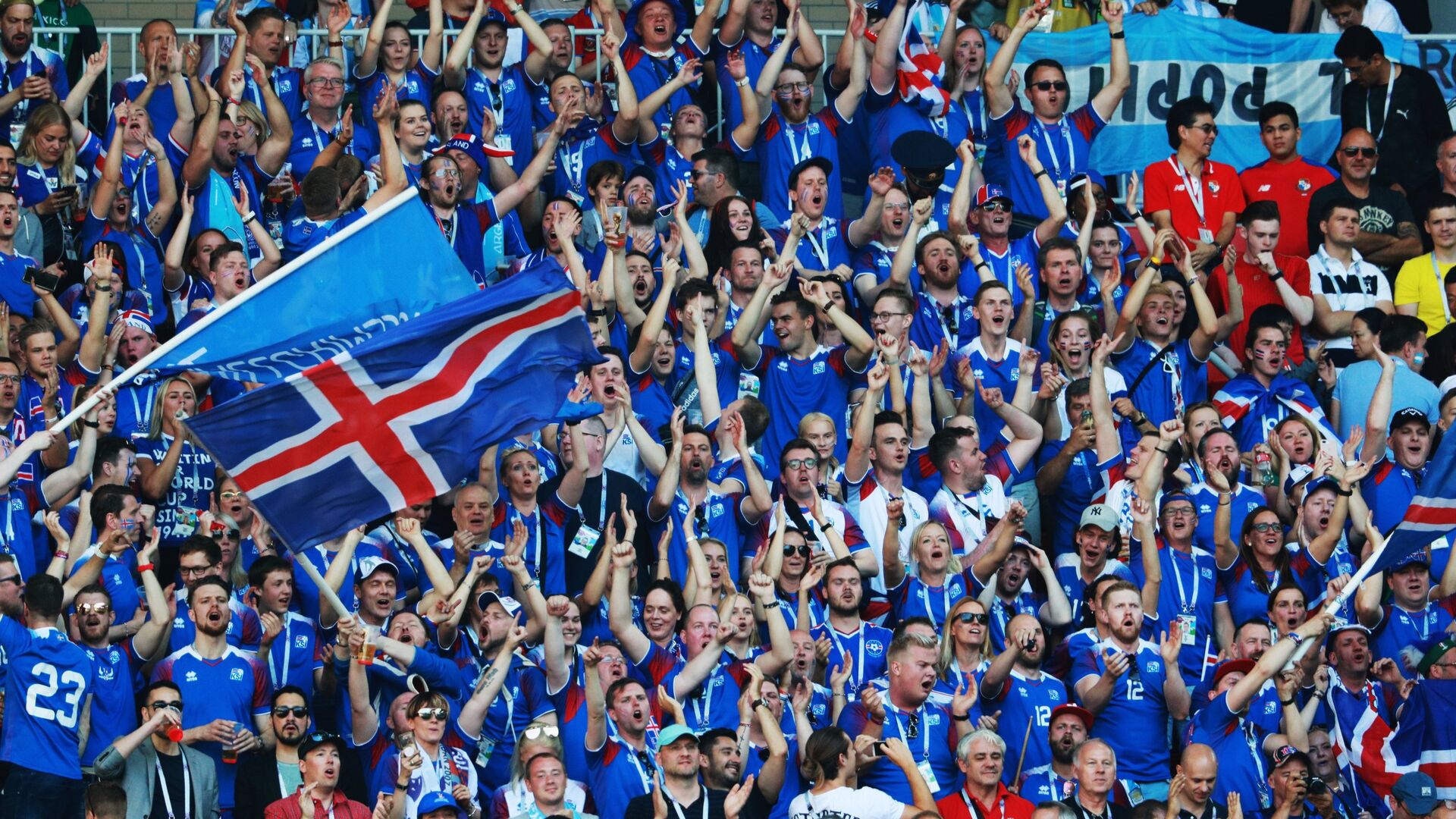 Болельщики сборной Исландии радуются забитому голу - РИА Новости, 1920, 05.09.2025