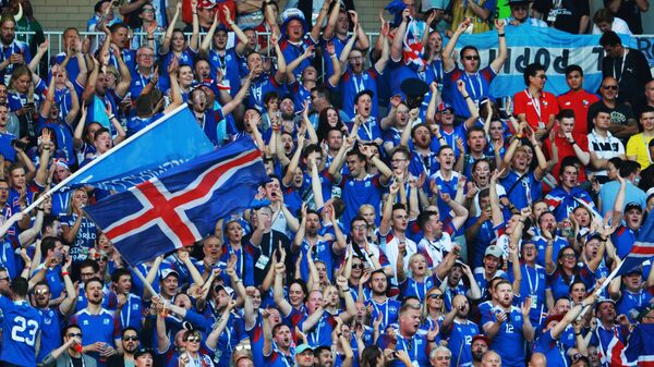 Болельщики сборной Исландии радуются забитому голу