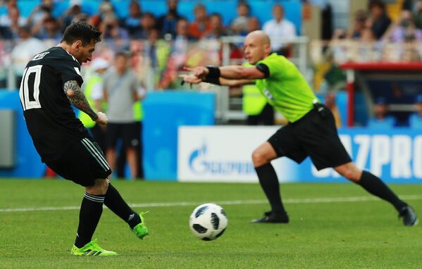 Нападающий сборной Аргентины Лионель Месси исполняет одиннадцатиметровый удар