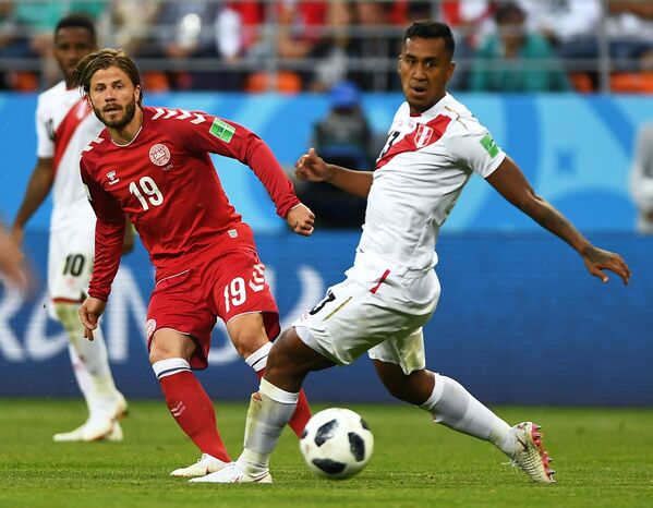 Полузащитник датчан Лассе Шёне и хавбек сборной Перу Ренато Тапиа (Слева направо)