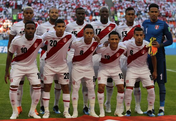 Игроки сборной Перу перед началом матча