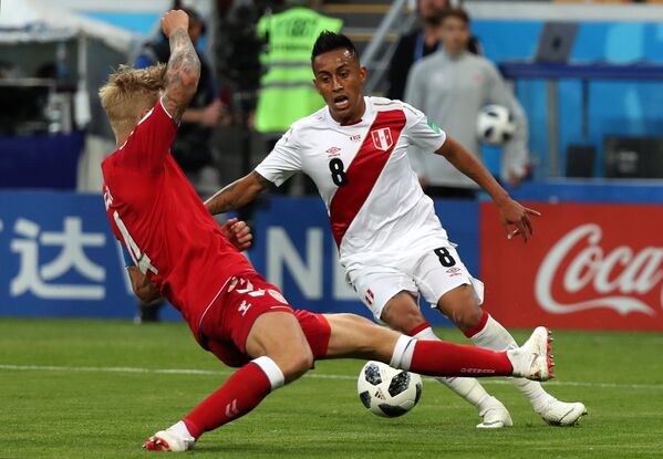 Защитник сборной Дании Симон Кьяер и хавбек сборной Перу Кристиан Куэва (слева направо)