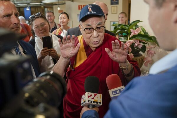 Далай-ламе буддисты из России подарили кепку с эмблемой ЧМ