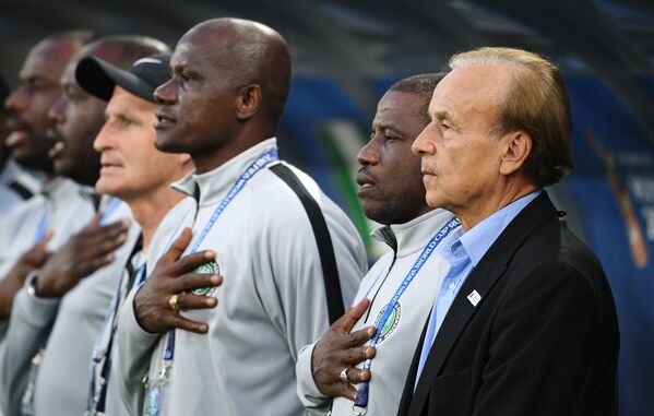Игроки сборной Нигерии и главный тренер Гернот Рохре