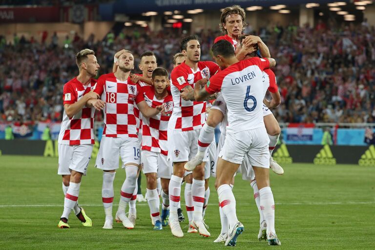 Игроки сборной Хорватии радуются забитому голу Игроки сборной Хорватии радуются забитому голу