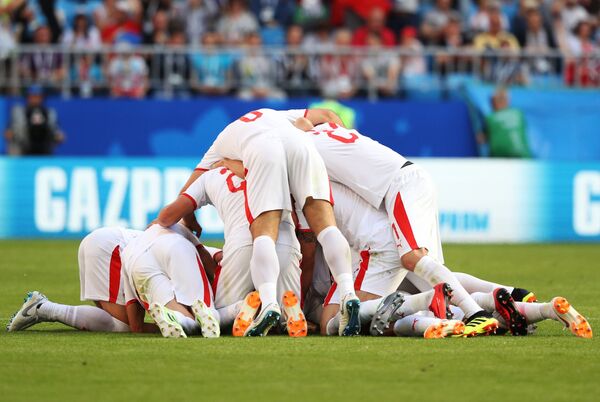 Игроки Сербии радуются забитому голу