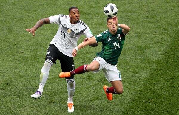 Защитник немецкой сборной Жером Боатенг и мексиканский нападающий Хавьер Эрнандес (Слева направо)