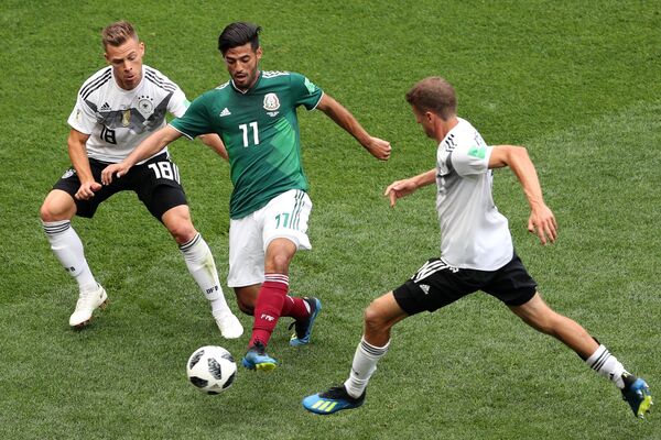 Защитник сборной Германии Йозуа Киммих, полузащитник мексиканцев Карлос Вела и нападающий Томас Мюллер (Слева направо)
