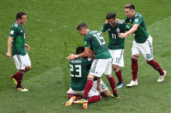 Игроки сборной Мексики радуются забитому голу