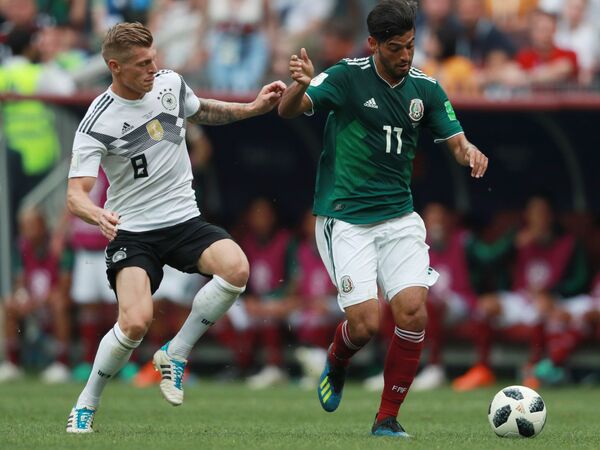 Полузащитник сборной Германии Тони Кроос и полузащитник мексиканской сборной Карлос Вела (Слева направо)