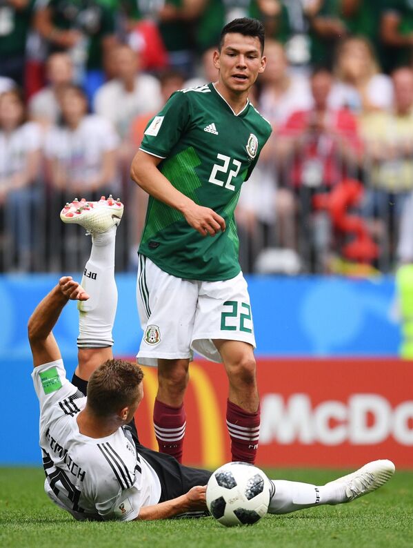 Защитник сборной Германии Йозуа Киммих и хавбек сборной Мексики Ирвинг Лосано (слева направо)