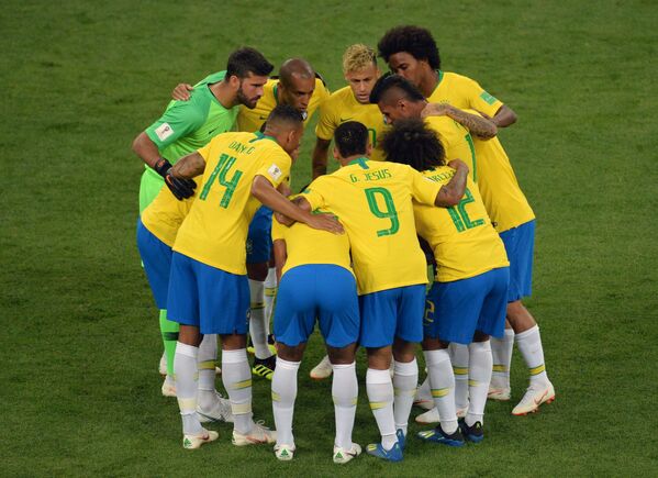 Игроки сборной Бразилии перед матчем