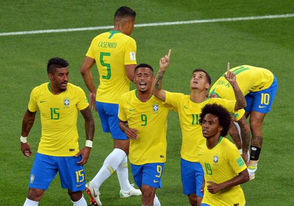 Игроки сборной Бразилии радуются забитому голу