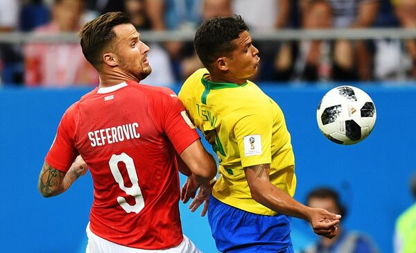 Нападающий сборной Швейцарии Харис Сеферович и бразильский защитник Тиаго Силва (Слева направо)
