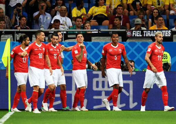 Игроки сборной Швейцарии радуются забитому мячу