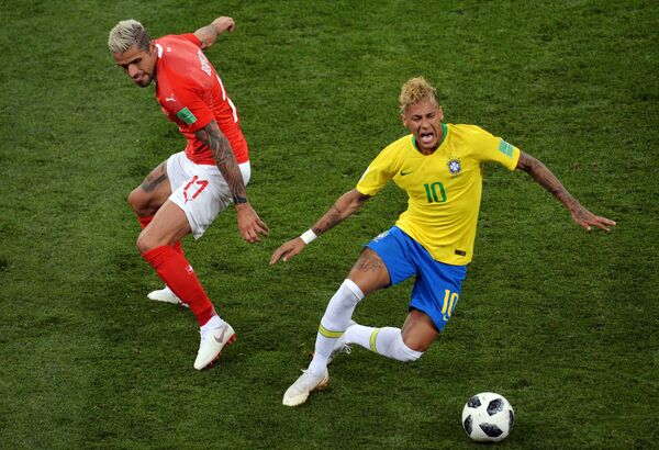 Полузащитник сборной Швейцарии Валон Бехрами и бразильский нападающий Неймар (Слева направо)