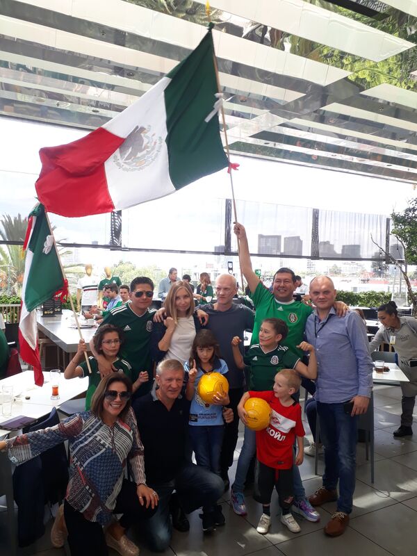 Российские и мексиканские болельщики в Мехико празднуют победу над сборной Германии