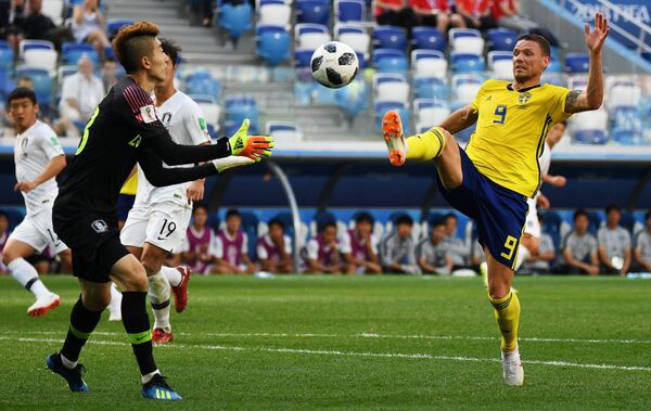 Корейский вратарь Чо Хён У и нападающий сборной Швеции Маркус Берг (Слева направо)