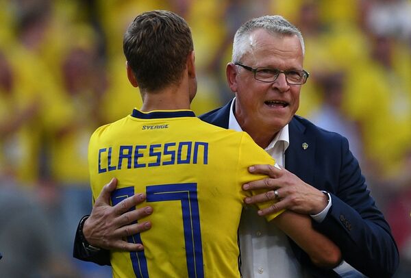 Полузащитник сборной Швеции Виктор Классон и главный тренер сборной Швеции Янне Андерссон (Слева направо)