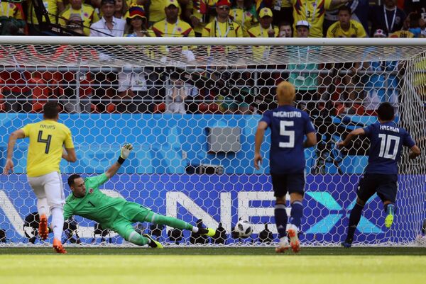 Вратарь сборной Колумбии Давид Оспина пропускает гол от полузащитника сборной Японии Синдзи Кагавы (Слева направо)