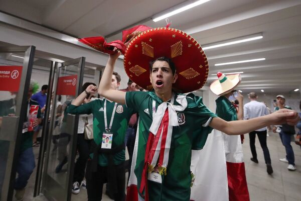 Мексиканские болельщики в метро