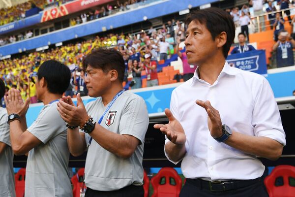Главный тренер сборной Японии Акира Нисино (справа)