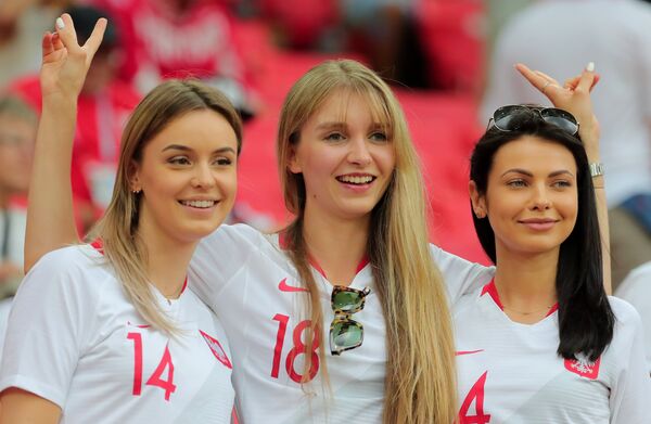 Болельщицы сборной Польши перед началом матча между сборными Польши и Сенегала