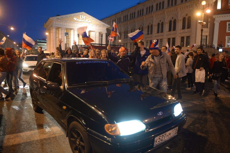 Российские болельщики празднуют победу сборной России