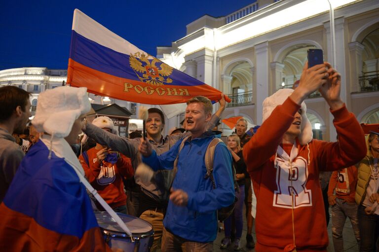 Российские болельщики празднуют победу сборной России