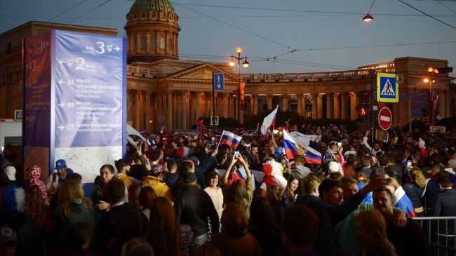 Российские болельщики празднуют победу сборной России