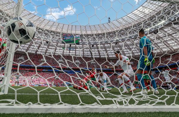 Форвард сборной Португалии Криштиану Роналду (в центре) забивает мяч