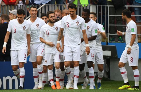 Футболисты сборной Португалии радуются забитому голу