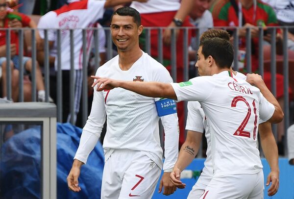 Форвард сборной Португалии Криштиану Роналду (слева) радуется забитому мячу