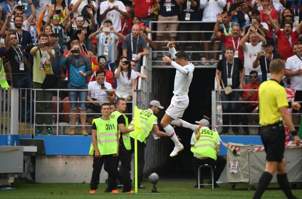 Форвард сборной Португалии Криштиану Роналду радуется забитому мячу