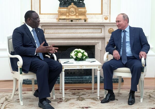 Президент РФ Владимир Путин и президент Сенегала Маки Салла (слева)
