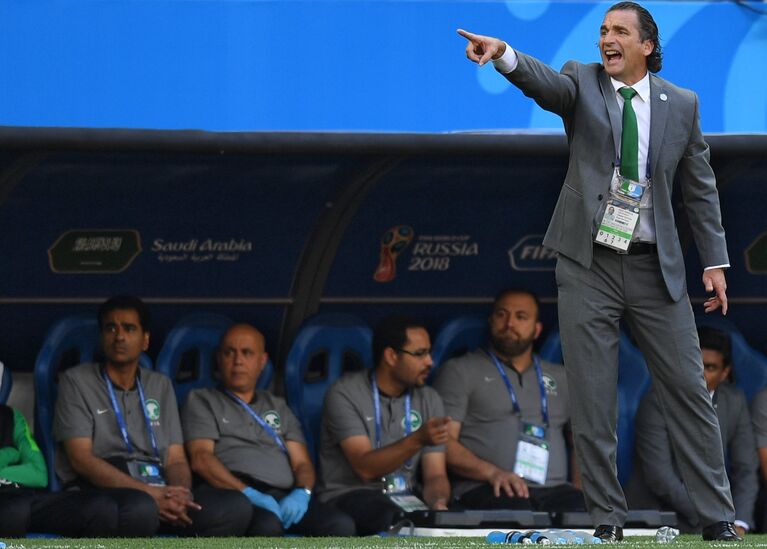 Главный тренер сборной Саудовской Аравии Хуан Антонио Пицци Главный тренер сборной Саудовской Аравии Хуан Антонио Пицци