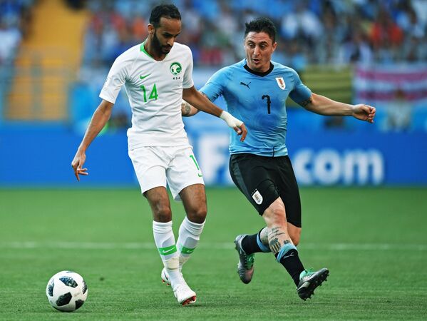 Полузащитники сборной Уругвая Кристиан Родригес и Саудовской Аравии Абдулла Отайф (слева)