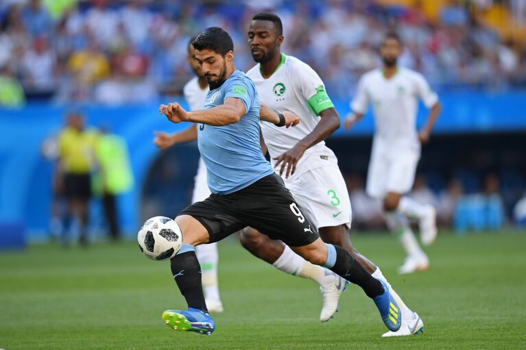 Форвард сборной Уругвая Луис Суарес (слева) и капитан сборной Саудовской Аравии Усама Хаусави Форвард сборной Уругвая Луис Суарес (слева) и капитан сборной Саудовской Аравии Усама Хаусави