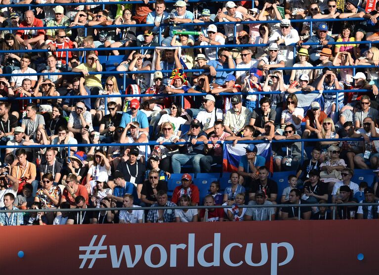 Болельщики наблюдают за ходом игры в матче Уругвай - Саудовская Аравия Болельщики наблюдают за ходом игры в матче Уругвай - Саудовская Аравия