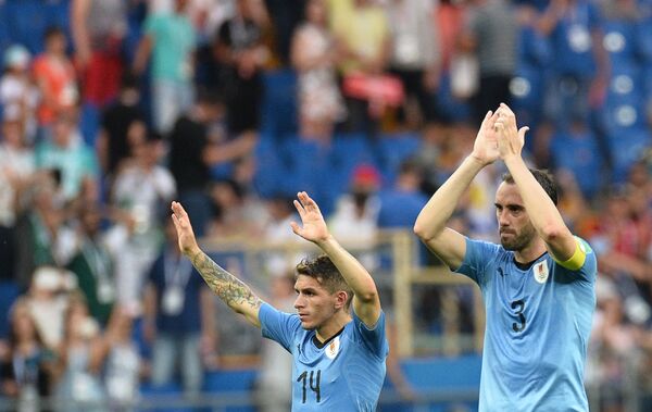Футболисты сборной Уругвая Диего Годин и Лукас Торрейра (справа налево) радуются победе