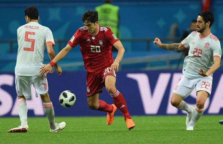 Хавбек сборной Испании Серхио Бускетс, форвард сборной Ирана Сердар Азмун, полузащитник сборной Испании Иско (слева направо) Хавбек сборной Испании Серхио Бускетс, форвард сборной Ирана Сердар Азмун, полузащитник сборной Испании Иско (слева направо)