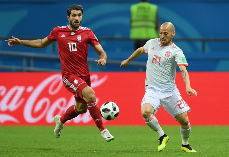 Форвард сборной Ирана Карим Ансарифард и хавбек сборной Испании Давид Сильва (слева направо) Форвард сборной Ирана Карим Ансарифард и хавбек сборной Испании Давид Сильва (слева направо)