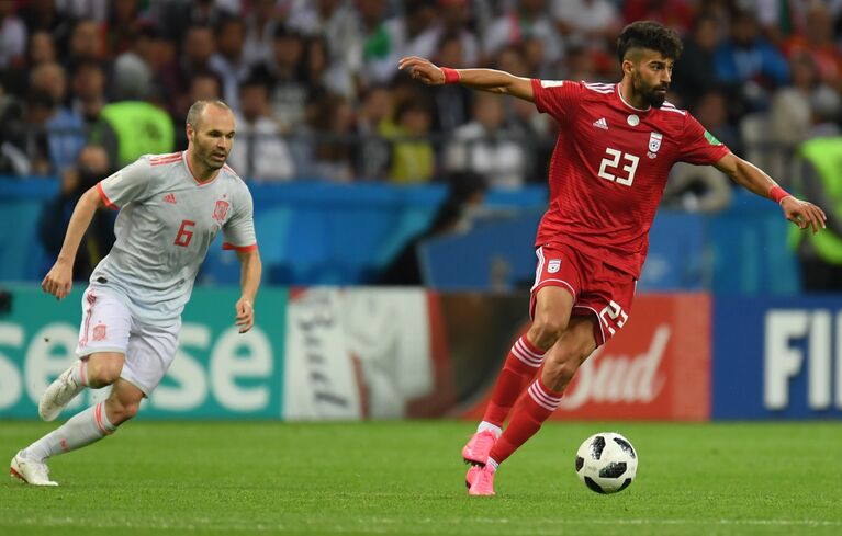 Хавбек сборной Испании Андрес Иньеста и защитник сборной Ирана Рамин Резаэян (слева направо) Хавбек сборной Испании Андрес Иньеста и защитник сборной Ирана Рамин Резаэян (слева направо)