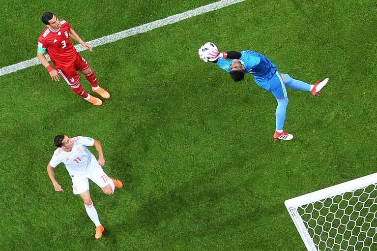 Хавбек сборной Испании Лукас Васкес, защитник сборной Ирана Эхсан Хаджсафи и вратарь сборной Ирана Али Бейраванд (слева направо) Хавбек сборной Испании Лукас Васкес, защитник сборной Ирана Эхсан Хаджсафи и вратарь сборной Ирана Али Бейраванд (слева направо)